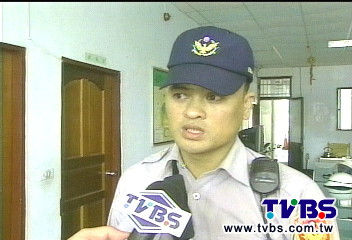 梅姬颱風／勇警雨中攔車封路！　救百人免陷險境