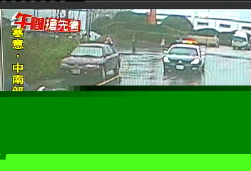 疑迴轉失誤撞同事　婦人卡車底命危