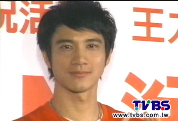 陸媒直擊! 王力宏街頭熱擁張韶涵