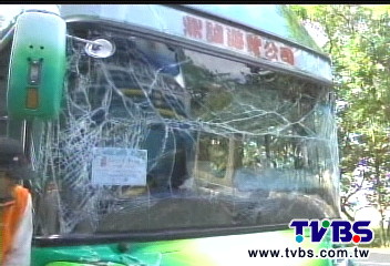 3遊覽車追撞　小學生戶外教學9傷