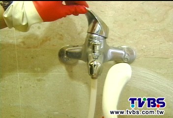 「除鏽水」刮廚房油網　阿伯手指截肢！
