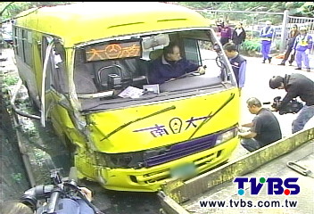 閃小狗撞電線杆? 小巴車禍7人傷