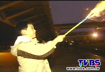 12歲以下放鞭炮沒家長陪　罰1萬5