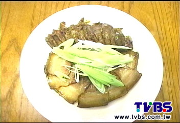 〈獨家〉桃、梨樹枝醃燻　雲南臘肉切片呈透明