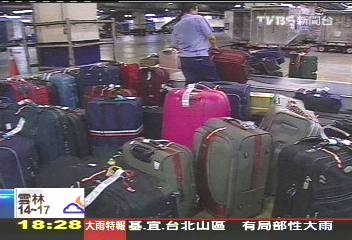 怕揹黑鍋!桃勤搬行李 全程錄影伺候