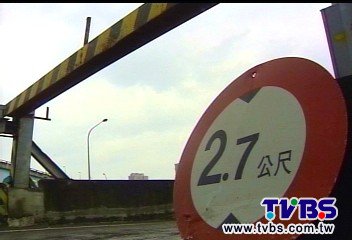 公車驚魂!繞路撞限高架 11人傷