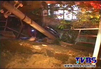 轟!車衝3米深駁崁 卡邊坡民宅屋頂