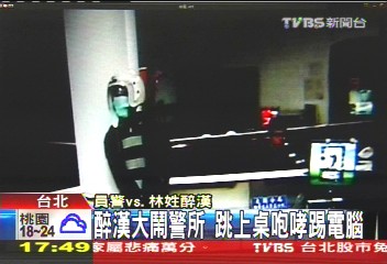 醉漢大鬧警所 跳上桌咆哮踢電腦