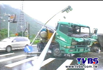 天雨路滑!砂石車失控 撞毀路牌、號誌