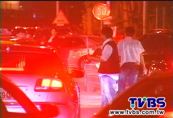 台下人呢? 老鷹開唱歌迷卡車陣