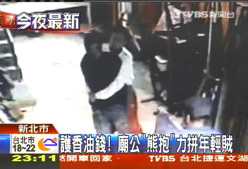 護香油錢! 廟公「熊抱」力拚年輕賊