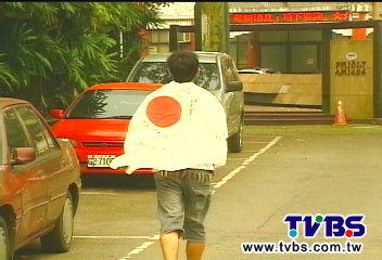 「撐下去」日生披國旗路跑　為家鄉打氣！