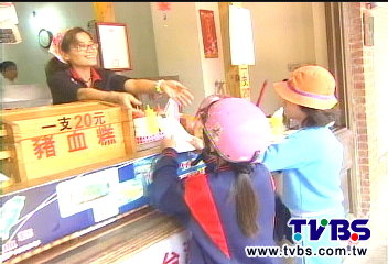 歡慶兒童節 三峽送「豬血糕」禮物