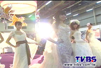 百年商機多3成 25萬蕾絲婚紗搶市