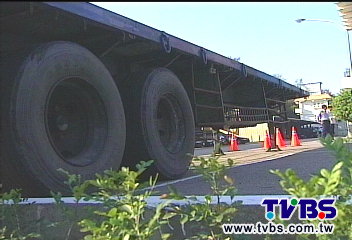疑擦撞加速肇逃 轎車失控撞毀攤販