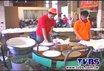 〈獨家〉潤餅皮Q彈有勁　自動轉盤控火候