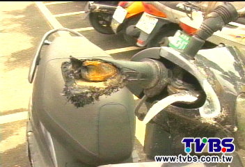 機車被撞拖400公尺　警拼車牌追兇