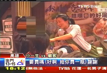 〈獨家〉賺學費？　小姊妹花夜跑70攤賣花生