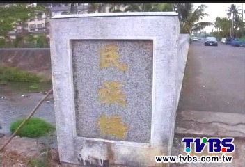 奇觀！有橋無路、橋比路高　居民怨