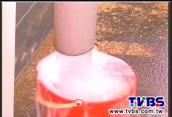 「喝泡泡水」逆止閥鬆　消防泡沫淹水塔