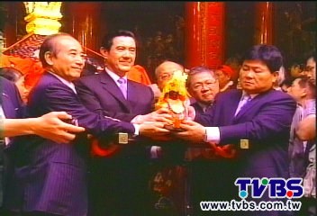 媽祖遶境/萬頭攢動!大甲媽子時起駕 信徒擠爆