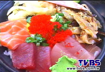 滿到裝不下　平價生魚片蓋飯人氣旺