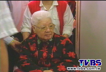 母親趙蘭坤103歲住院 連戰急回