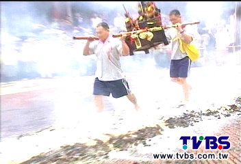 神轎踩木炭過火祈福　老外嘖嘖稱奇