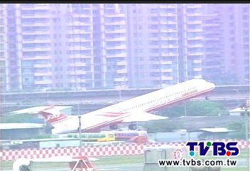 「胖胖FAT飛了」 空姐蹬紅鞋、戴紅花!