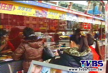 驚悚!看「黑天鵝」昏倒 急救氧氣瓶漏氣