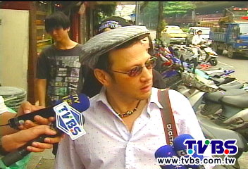 哈拉猛男「台」蜜月 嚼檳榔、逛玉市