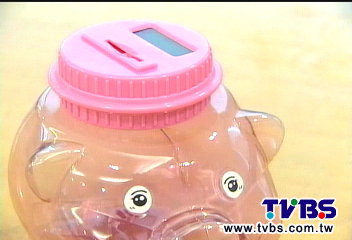 新北送撲滿「存1角」　簡體包裝搞烏龍