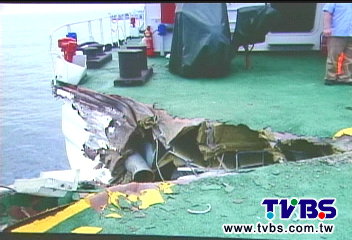 海巡台南艦與貨輪碰撞　艦裂2人傷