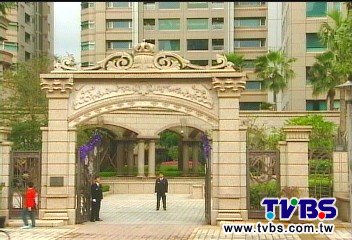 兩派人馬搶屋　億萬帝寶變「垃圾場」