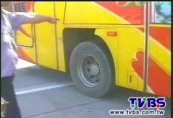 高溫巴士輪「爆」 男子遭炸小腿縫6針