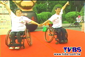 坐輪椅「手舞足蹈」 身障夫妻飆印度舞