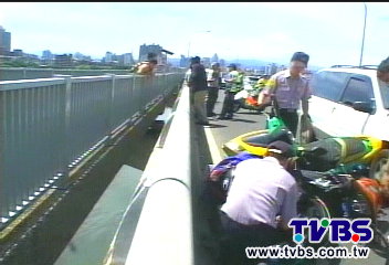 離奇!汽機車擦撞 騎士被撞飛墜河