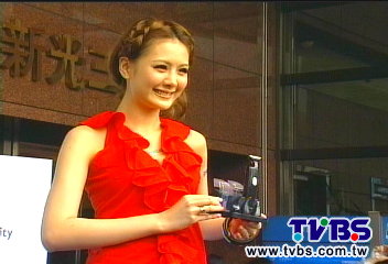 安心亞擠下林志玲 性感美女封后