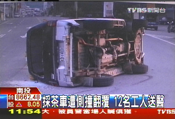 採茶車遭側撞翻覆 12名工人送醫