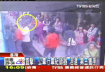 直擊！公車行車紀錄器　活逮第3隻手