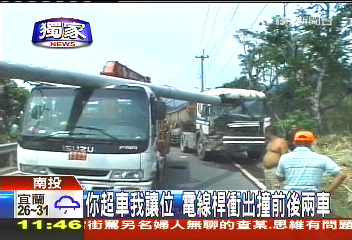 〈獨家〉你超車我讓位　電線桿衝出撞前後兩車