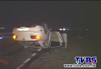 高速過彎失控　轎車滑行翻覆5人傷