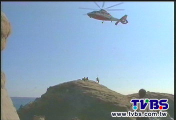 漲潮困礁岩　空勤隊直升機垂吊救人