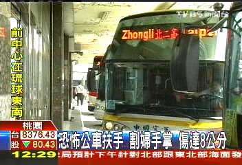 驚險!公車並排 騎士成夾心麵包