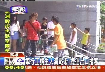 〈獨家〉車行工讀生人海戰術！　捷運出口搶客