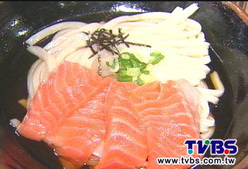 冰烏龍麵Q嫩清爽! 鮭魚「涼」麵消暑登場