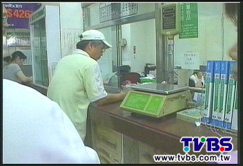 找錯錢拿回民眾手上50元 郵務員挨告