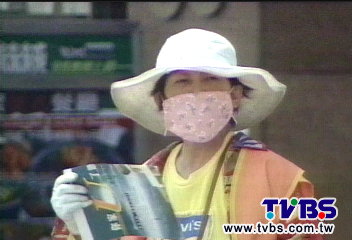 熱爆! 「曝曬族」忍51度高溫討生活