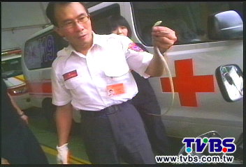 機車有蛇 男子長衣長褲包緊求助