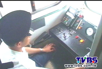 「開火車抽菸、彈菸蒂」 台鐵帶頭違法